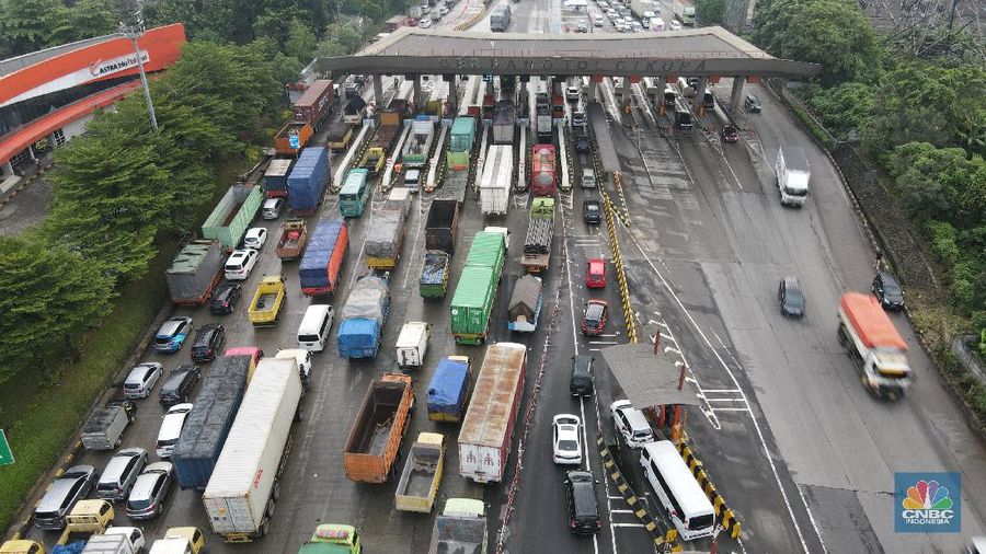 Foto udara kemacetan di Gerbang Tol Cikupa di hari pertama penyekatan mudik, Kamis (6/5/2021). (վ/ Andrean Kristianto)