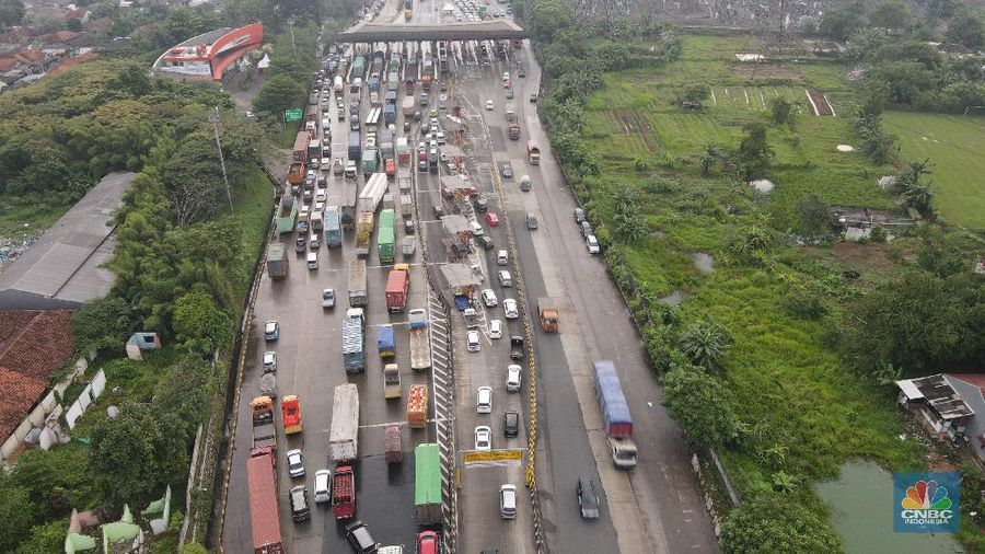 Foto udara kemacetan di Gerbang Tol Cikupa di hari pertama penyekatan mudik, Kamis (6/5/2021). (վ/ Andrean Kristianto)