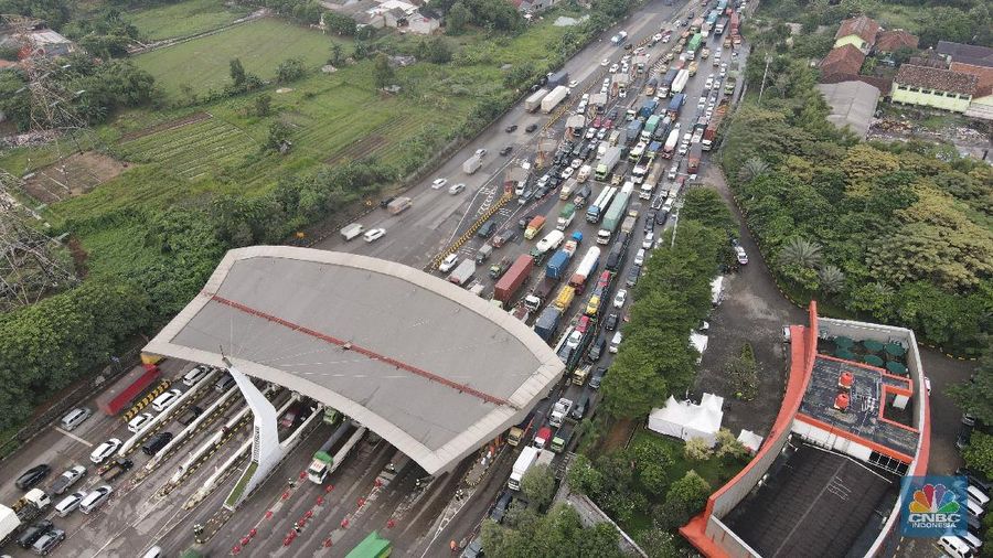 Foto udara kemacetan di Gerbang Tol Cikupa di hari pertama penyekatan mudik, Kamis (6/5/2021). (վ/ Andrean Kristianto)