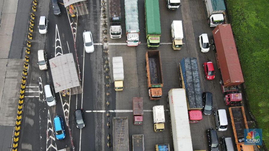 Foto udara kemacetan di Gerbang Tol Cikupa di hari pertama penyekatan mudik, Kamis (6/5/2021). (վ/ Andrean Kristianto)