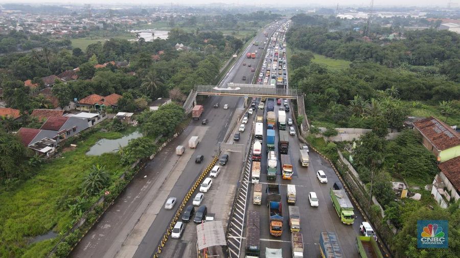 Foto udara kemacetan di Gerbang Tol Cikupa di hari pertama penyekatan mudik, Kamis (6/5/2021). (վ/ Andrean Kristianto)