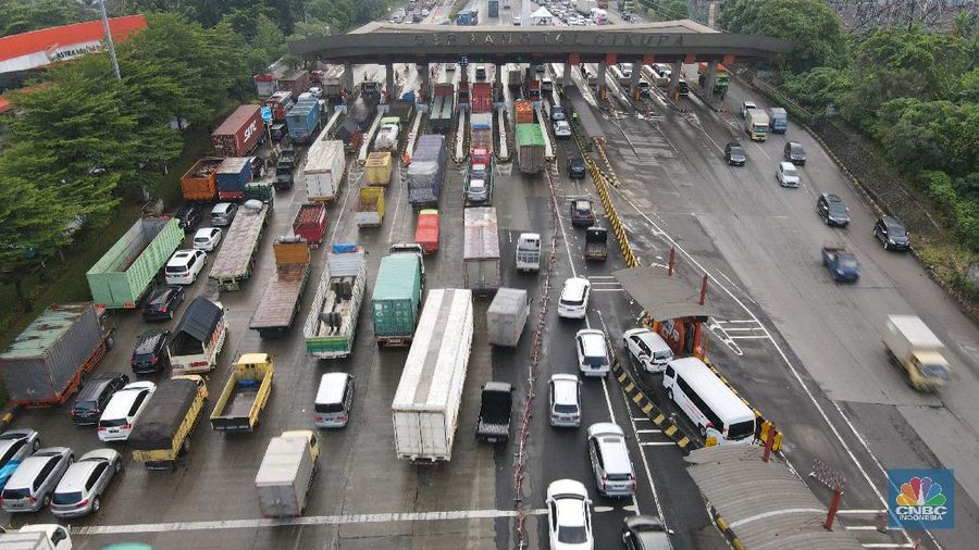 Foto udara kemacetan di Gerbang Tol Cikupa di hari pertama penyekatan mudik, Kamis (6/5/2021). (վ/ Andrean Kristianto)