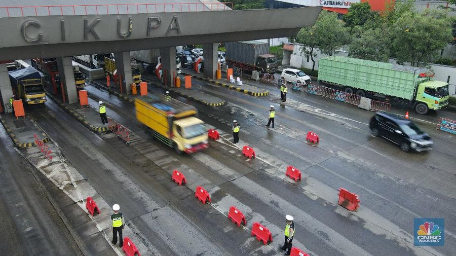 Foto udara kemacetan di Gerbang Tol Cikupa di hari pertama penyekatan mudik, Kamis (6/5/2021). (վ/ Andrean Kristianto)