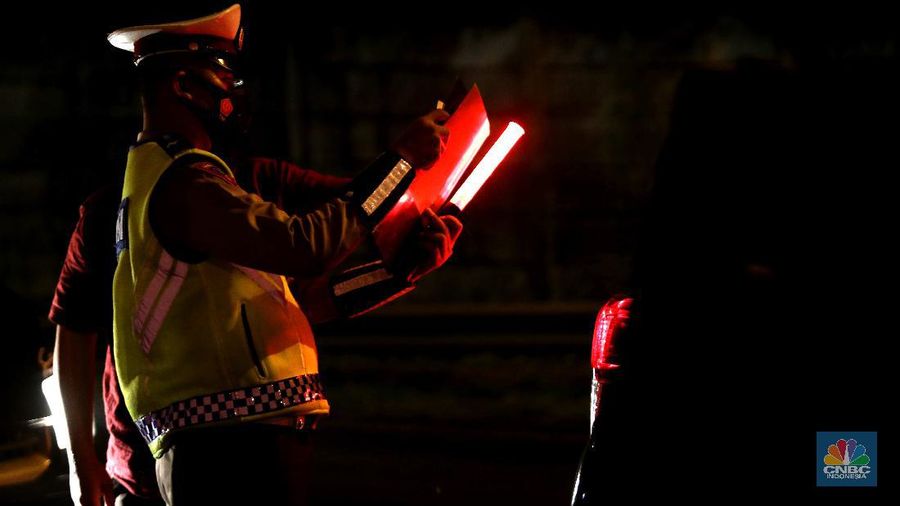 Penyekatan mudik 2021 di ruas Tol Jakarta-Cikampek. (CNBC Indonesia/Muhammad Sabki)