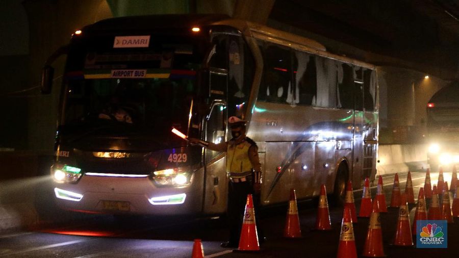 Penyekatan mudik 2021 di ruas Tol Jakarta-Cikampek. (CNBC Indonesia/Muhammad Sabki)