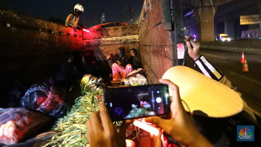 Penyekatan mudik 2021 di ruas Tol Jakarta-Cikampek. (CNBC Indonesia/Muhammad Sabki)