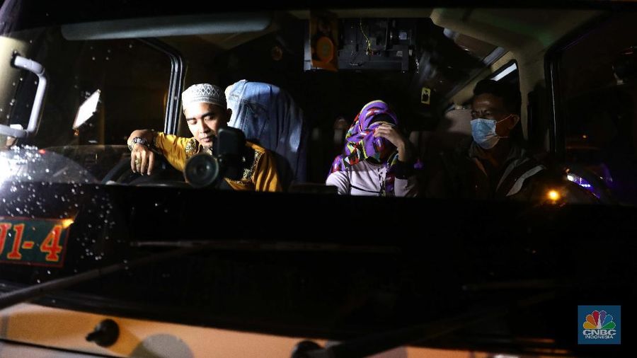 Penyekatan mudik 2021 di ruas Tol Jakarta-Cikampek. (CNBC Indonesia/Muhammad Sabki)
