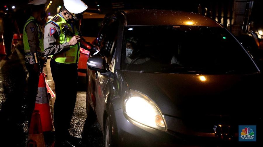 Penyekatan mudik 2021 di ruas Tol Jakarta-Cikampek. (CNBC Indonesia/Muhammad Sabki)