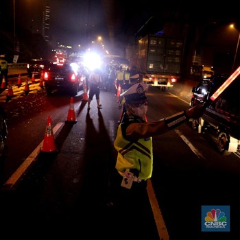 Potret Penyekatan Mudik 2021 di Ruas Tol Jakarta-Cikampek