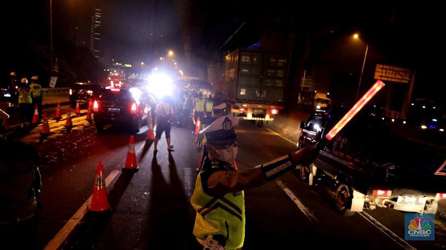 Penyekatan mudik 2021 di ruas Tol Jakarta-Cikampek. (CNBC Indonesia/Muhammad Sabki)