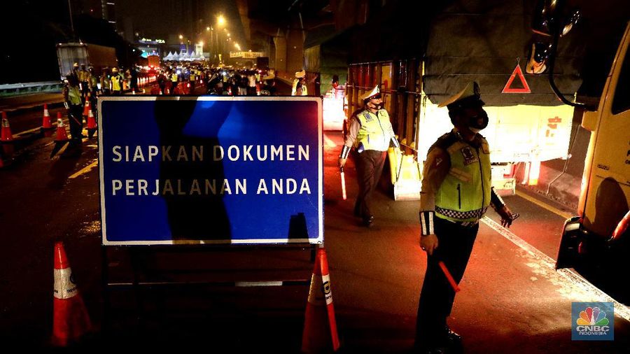 Penyekatan mudik 2021 di ruas Tol Jakarta-Cikampek. (CNBC Indonesia/Muhammad Sabki)