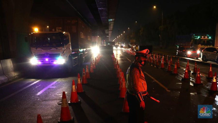 Penyekatan mudik 2021 di ruas Tol Jakarta-Cikampek. (CNBC Indonesia/Muhammad Sabki)