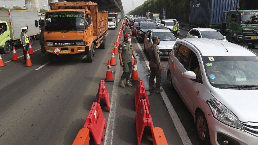 Penyekatan mudik di Tol Cikarang, Jawa Barat. (AP/Achmad Ibrahim)