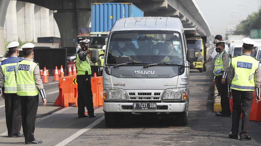Penyekatan mudik di Tol Cikarang, Jawa Barat. (AP/Achmad Ibrahim)