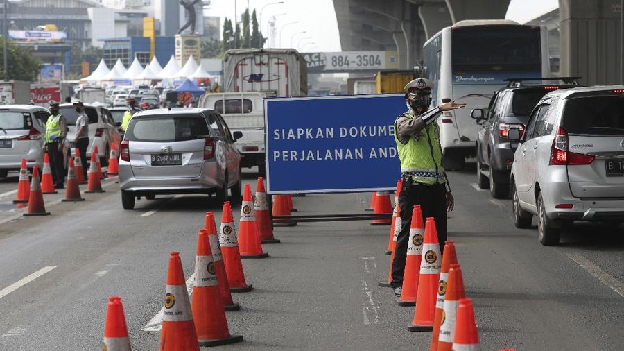 Penyekatan mudik di Tol Cikarang, Jawa Barat. (AP/Achmad Ibrahim)