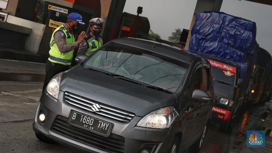 Penyekatan mudik di Tol Cikupa. (CNBC Indonesia/Andrean Kristianto)