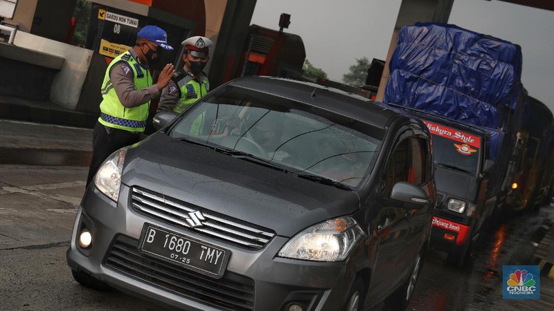 Penyekatan mudik di Tol Cikupa. (CNBC Indonesia/Andrean Kristianto)
