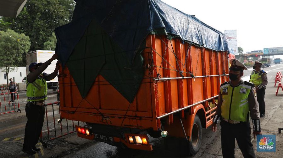 Penyekatan mudik di Tol Cikupa. (CNBC Indonesia/Andrean Kristianto)