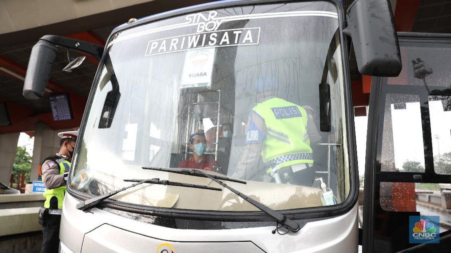 Penyekatan mudik di Tol Cikupa. (CNBC Indonesia/Andrean Kristianto)