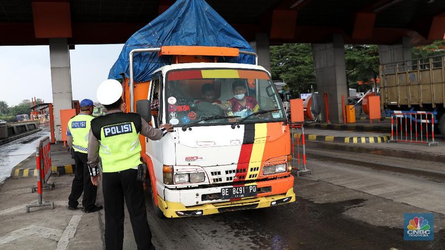 Penyekatan mudik di Tol Cikupa. (CNBC Indonesia/Andrean Kristianto)