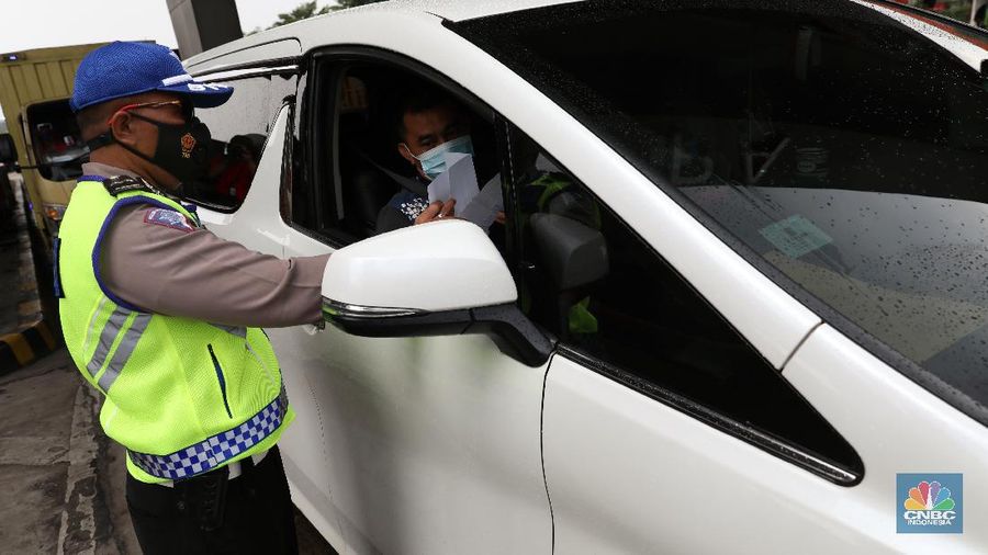 Penyekatan mudik di Tol Cikupa. (CNBC Indonesia/Andrean Kristianto)