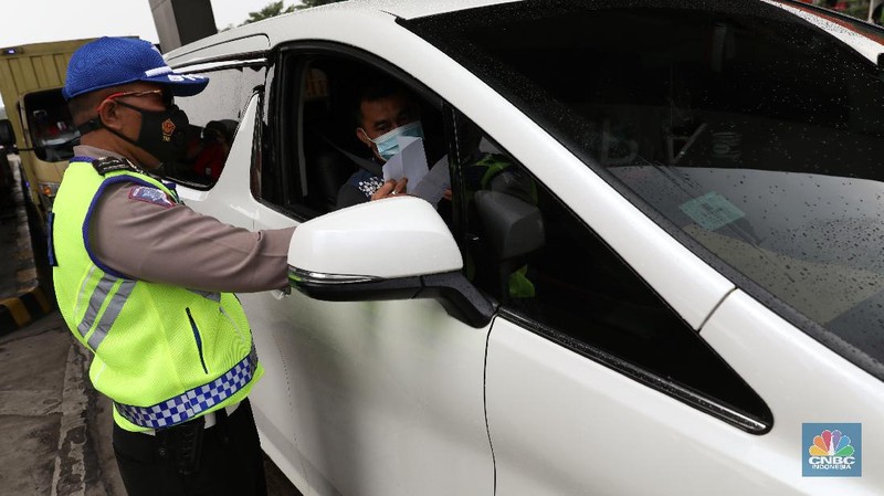 Penyekatan mudik di Tol Cikupa. (CNBC Indonesia/Andrean Kristianto)