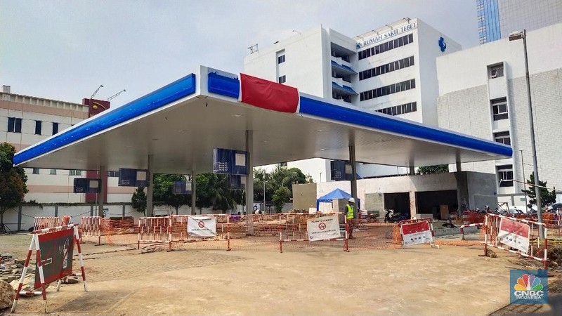 Suasana bongkaran SPBU TOTAL. (CNBC Indonesia/Tri Susilo)