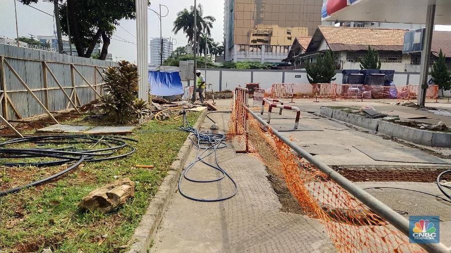 Suasana bongkaran SPBU TOTAL. (CNBC Indonesia/Tri Susilo)
