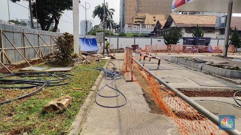 Suasana bongkaran SPBU TOTAL. (CNBC Indonesia/Tri Susilo)