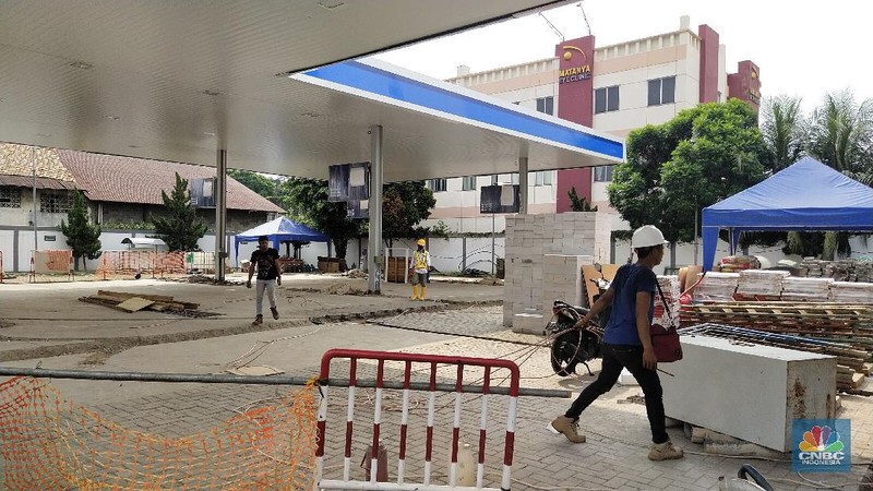Suasana bongkaran SPBU TOTAL. (CNBC Indonesia/Tri Susilo)