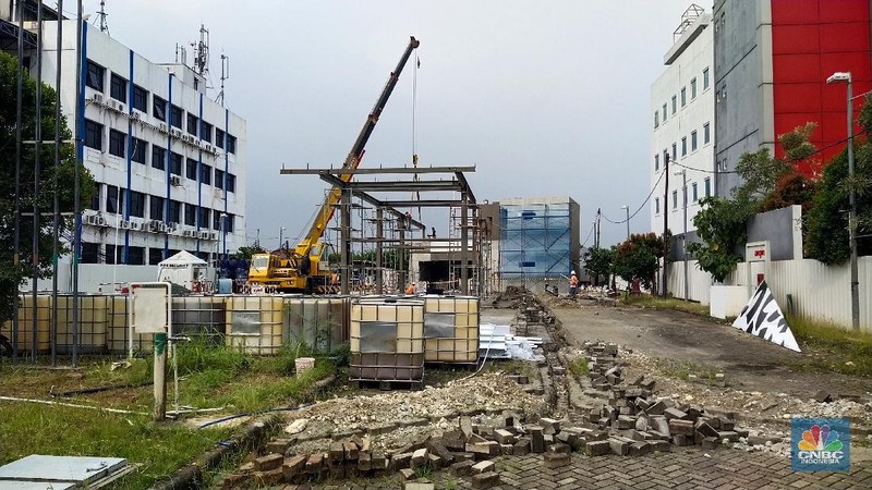 Suasana bongkaran SPBU TOTAL. (CNBC Indonesia/Tri Susilo)
