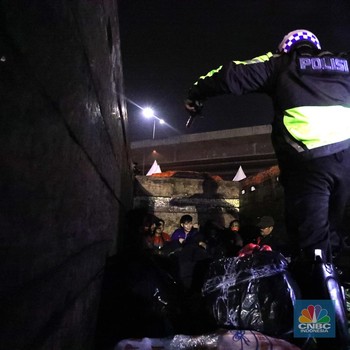 Kecoh Polisi! Pemudik Ngumpet di Dalam Truk Sayur