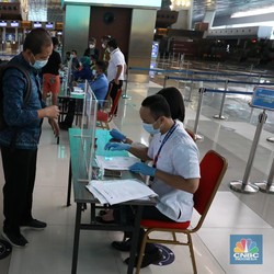 Mulai Hari Ini, Terbang Naik Pesawat Cukup Antigen Saja