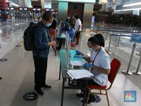 Mulai Hari Ini, Terbang Naik Pesawat Cukup Antigen Saja