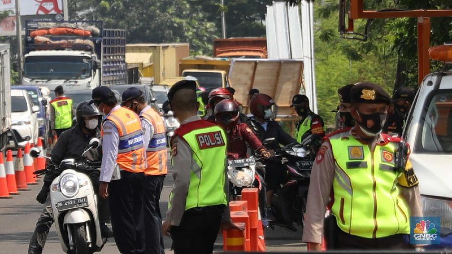 Pemudik motor di Kerawang, Jawa Barat mengikuti tes Antigen. (CNBC Indonesia/Muhammad Sabki)