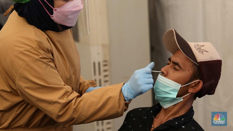 Pemudik motor di Kerawang, Jawa Barat mengikuti tes Antigen. (CNBC Indonesia/Muhammad Sabki)