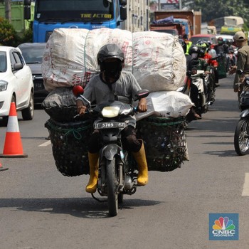 Potret Pemudik Motor di Karawang Ikuti Swab Test Antigen