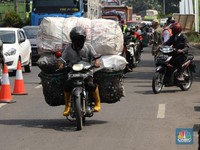 Potret Pemudik Motor di Karawang Ikuti Swab Test Antigen