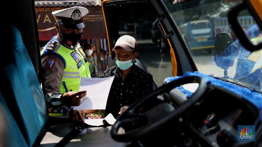 Pemudik motor di Kerawang, Jawa Barat mengikuti tes Antigen. (CNBC Indonesia/Muhammad Sabki)