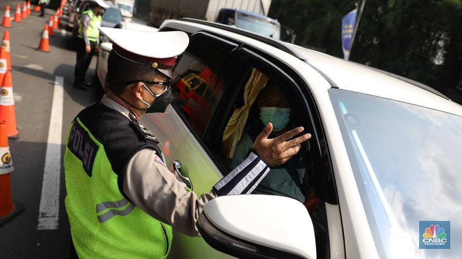 Penyekatan mudik di Tol Jakarta Cikampek. (CNBC Indonesia/Muhammad Sabki)