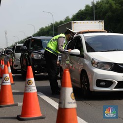 Travel Gelap Beraksi Kucing-Kucingan Tembus Penyekatan Polisi