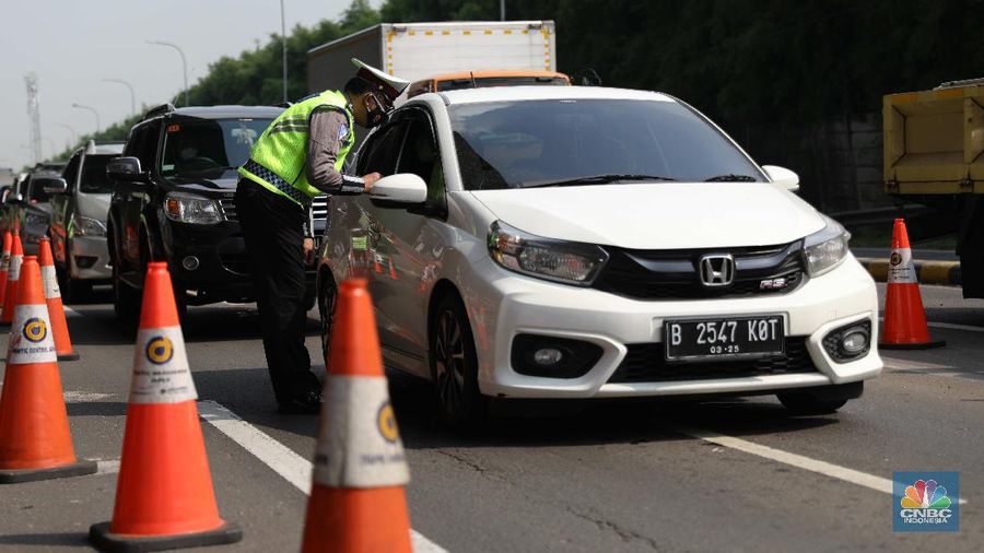Penyekatan mudik di Tol Jakarta Cikampek. (CNBC Indonesia/Muhammad Sabki)