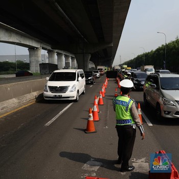 Intip Penyekatan Mudik Hari ke-2 di Tol Japek