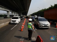 Intip Penyekatan Mudik Hari ke-2 di Tol Japek