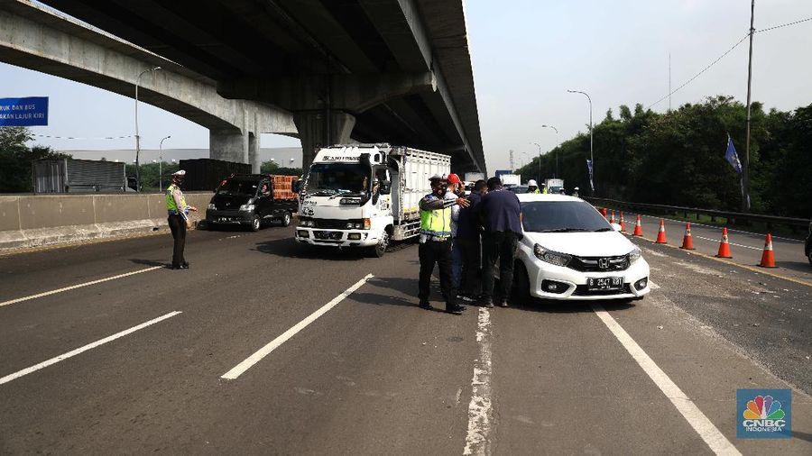 Penyekatan mudik di Tol Jakarta Cikampek. (CNBC Indonesia/Muhammad Sabki)