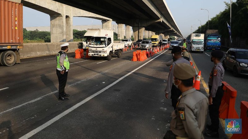 Penyekatan mudik di Tol Jakarta Cikampek. (CNBC Indonesia/Muhammad Sabki)