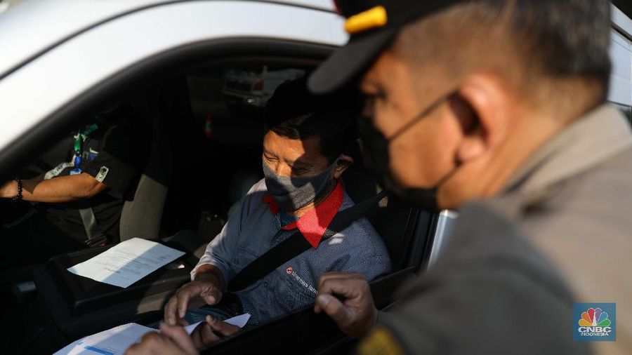Penyekatan mudik di Tol Jakarta Cikampek. (CNBC Indonesia/Muhammad Sabki)