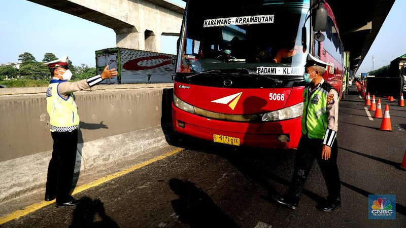 Penyekatan mudik di Tol Jakarta Cikampek. (CNBC Indonesia/Muhammad Sabki)