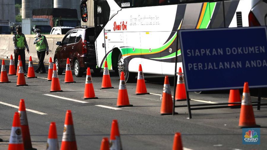 Penyekatan mudik di Tol Jakarta Cikampek. (CNBC Indonesia/Muhammad Sabki)