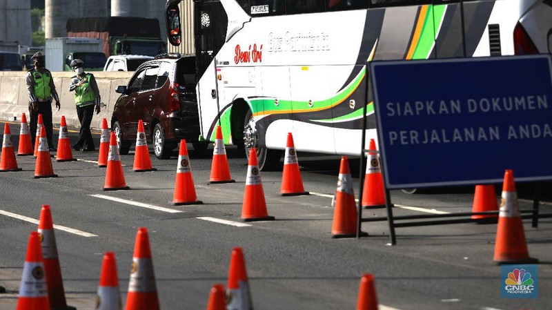 Penyekatan mudik di Tol Jakarta Cikampek. (CNBC Indonesia/Muhammad Sabki)